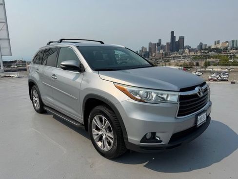 Used 2015 Toyota Highlander XLE AWD/4WD image 1