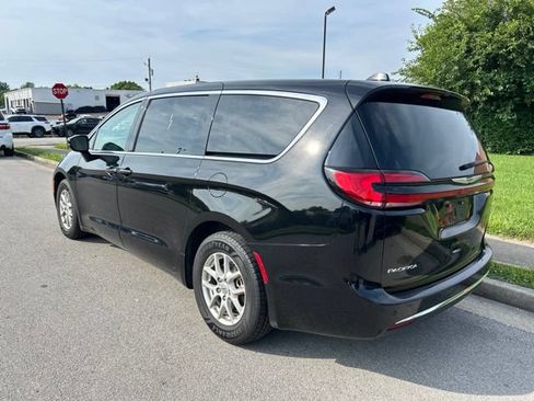 Used 2024 Chrysler Pacifica Touring-L FWD image 4