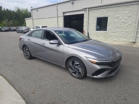 Used 2025 Hyundai Elantra Limited image 7
