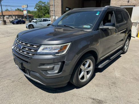 Used 2017 Ford Explorer XLT w/ Equipment Group 202A AWD/4WD image 7