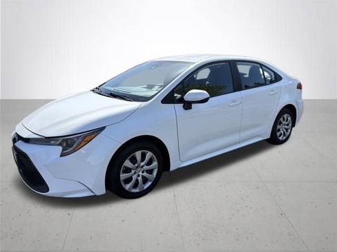 Used 2022 Toyota Corolla LE FWD image 2