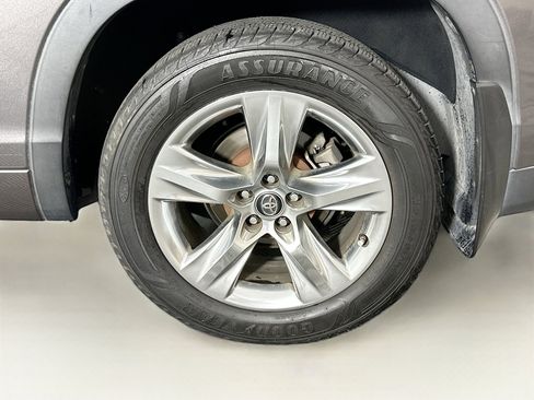 Used 2018 Toyota Highlander Limited w/ Carpet Mat Package (TMS) image 11