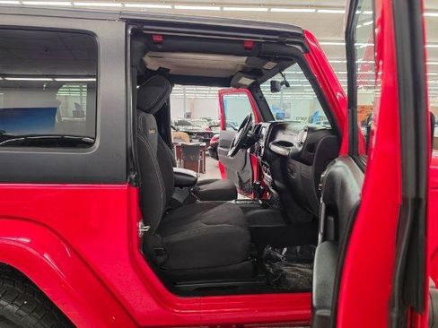 Used 2015 Jeep Wrangler Sahara AWD/4WD image 9