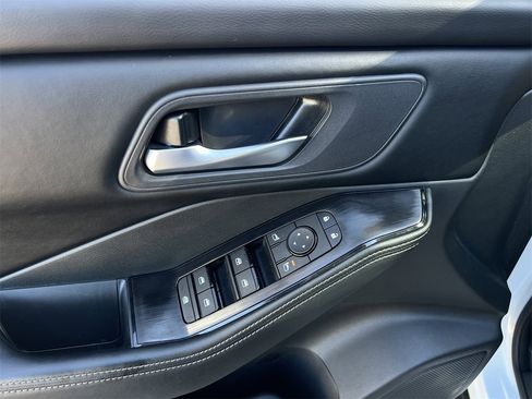 Certified 2025 Nissan Rogue SV image 22