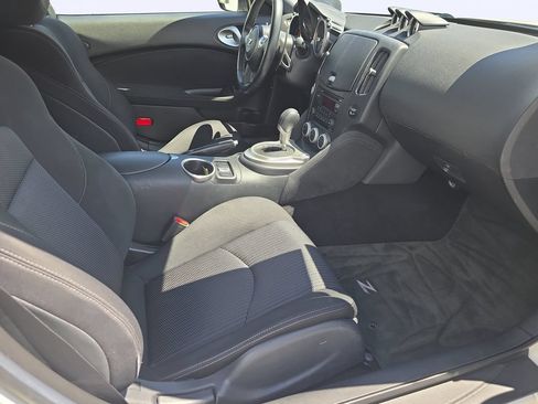 Used 2018 Nissan 370Z Roadster RWD image 13