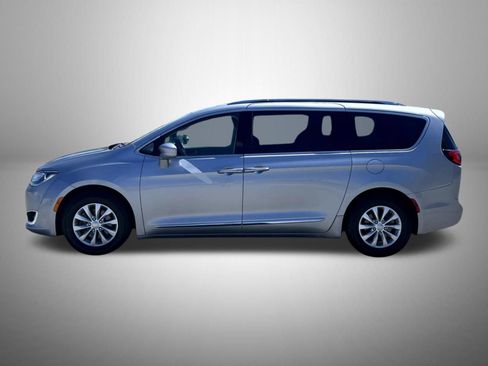 Used 2018 Chrysler Pacifica Touring-L Plus FWD image 9