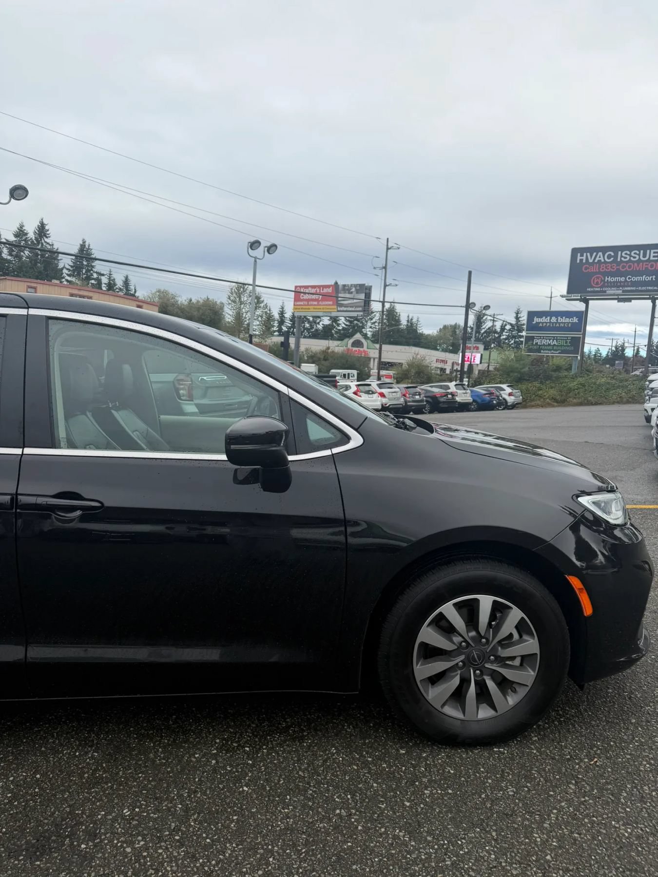 Used 2023 Chrysler Pacifica Touring-L FWD image 4