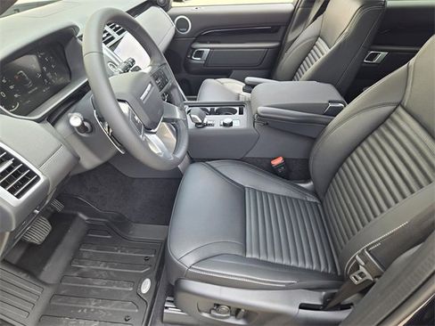 New 2025 Land Rover Discovery S image 8