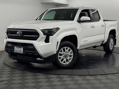 Certified 2026 Toyota Tacoma SR5 AWD/4WD image 3