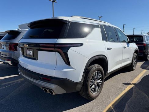 Used 2025 Chevrolet Traverse LT image 11