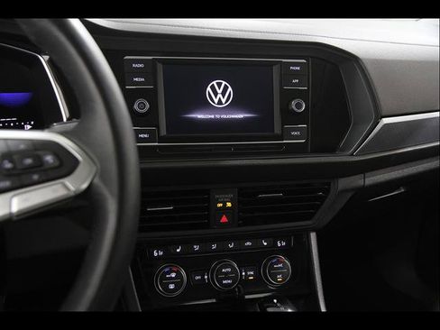 Used 2024 Volkswagen Jetta SE FWD image 9