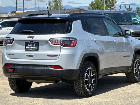 Used 2025 Jeep Compass Trailhawk AWD/4WD image 4