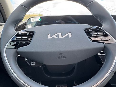 New 2025 Kia Niro EX Touring image 13