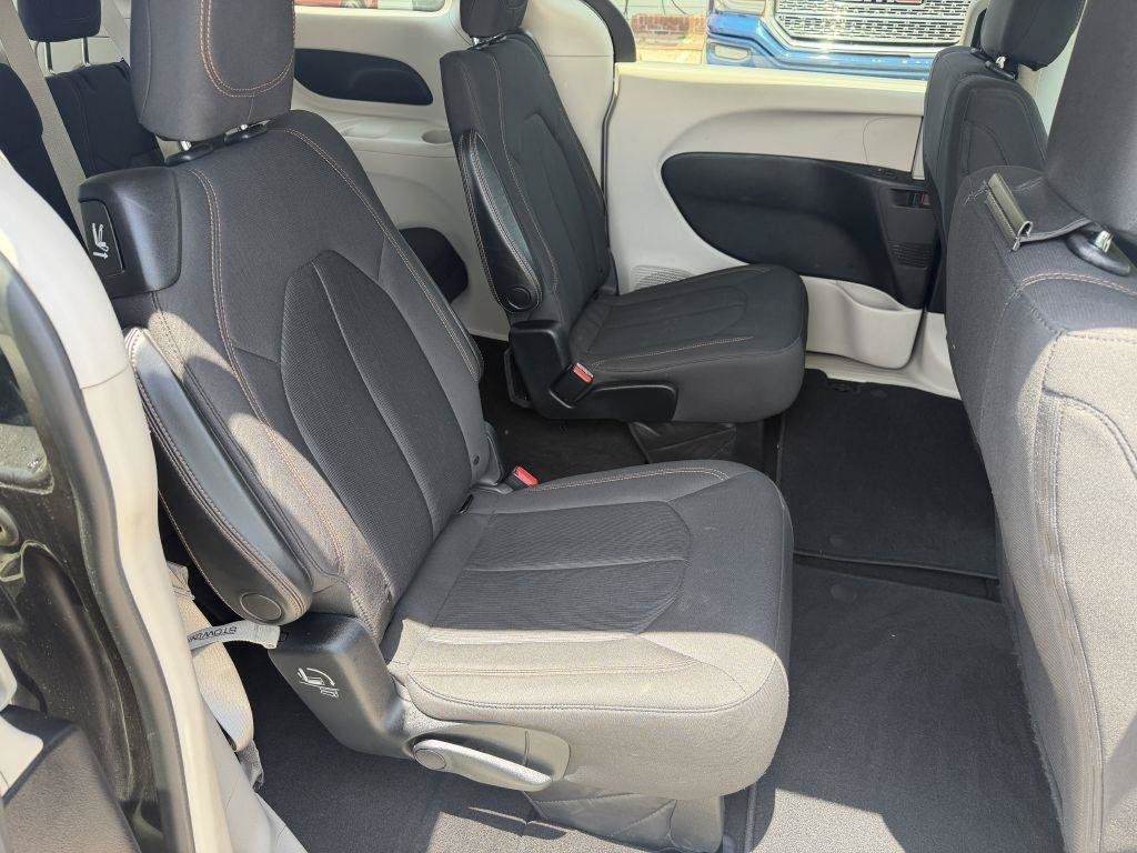Used 2017 Chrysler Pacifica Touring FWD image 11