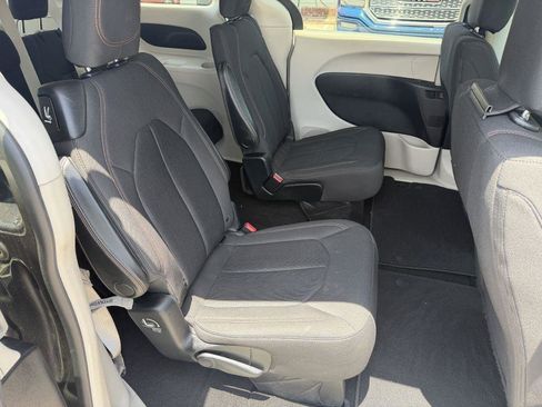 Used 2017 Chrysler Pacifica Touring FWD image 11