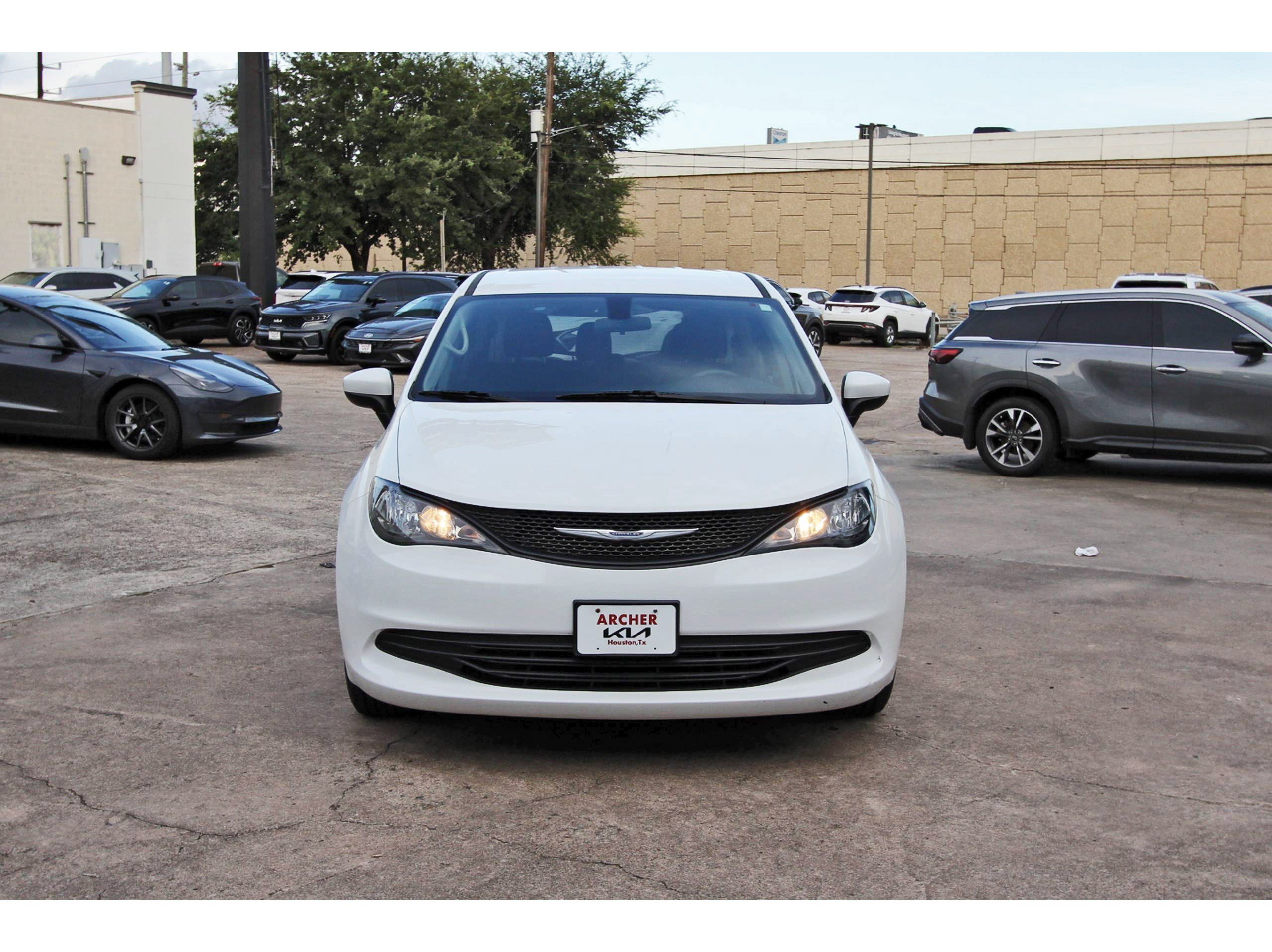 Used 2020 Chrysler Voyager L FWD image 2