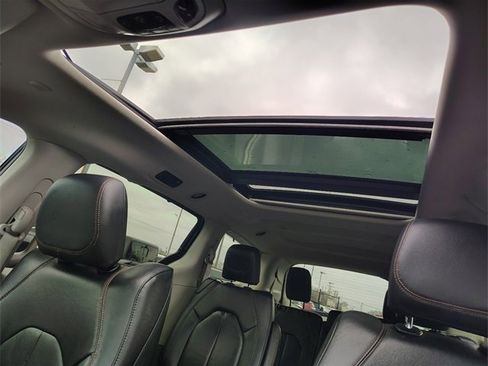 Used 2020 Chrysler Pacifica Touring-L Plus w/ Tire & Wheel Group image 5