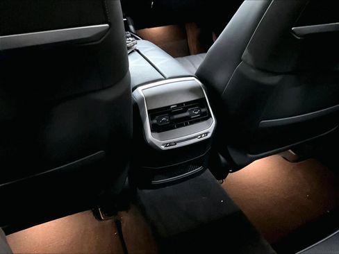 Certified 2025 BMW 760i xDrive image 35