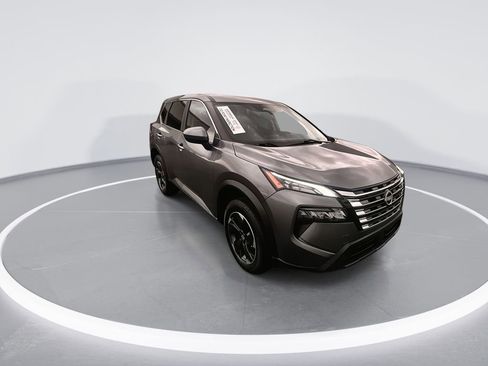 Used 2024 Nissan Rogue SV image 2