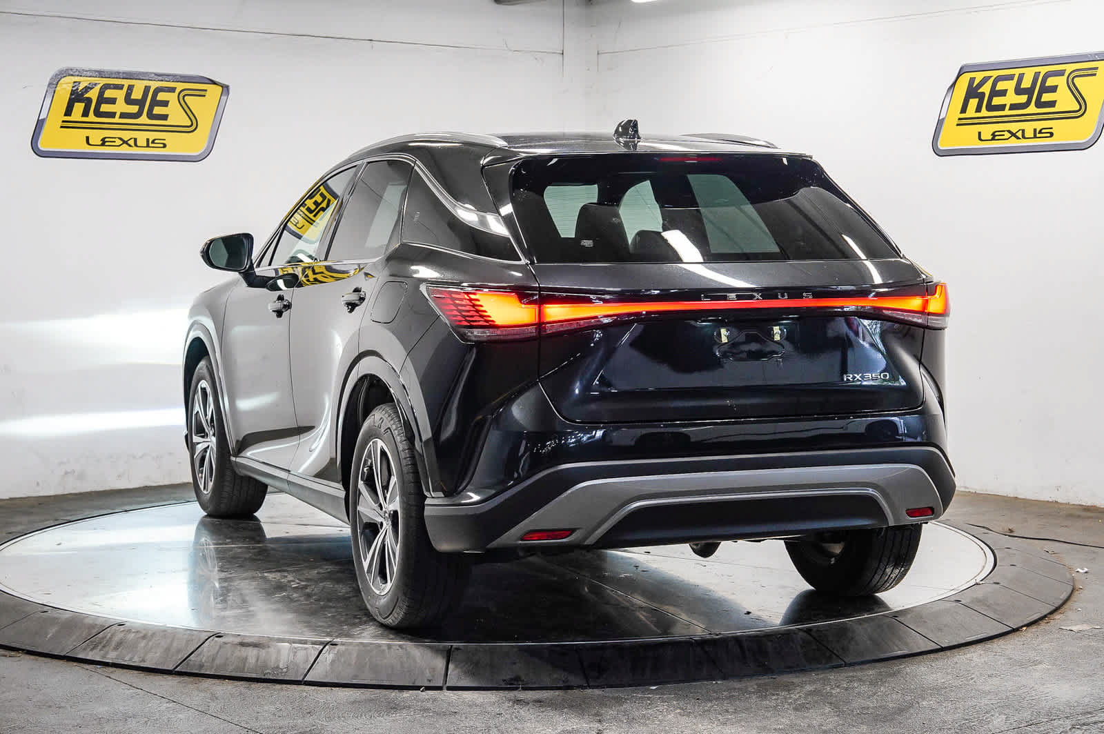 Used 2024 Lexus RX 350 Premium w/ Accessory Package (Z1) FWD image 2