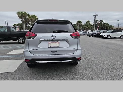 Used 2018 Nissan Rogue SV w/ Premium Package image 32