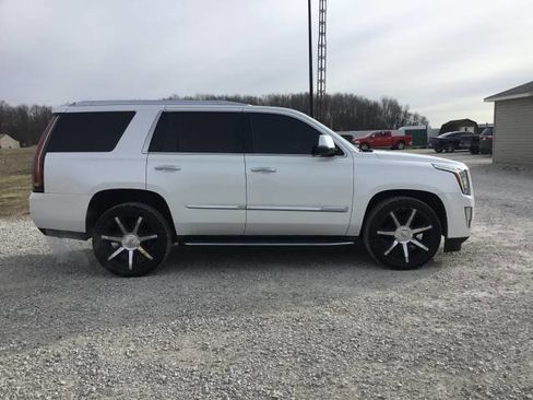 Used 2016 Cadillac Escalade Luxury image 2