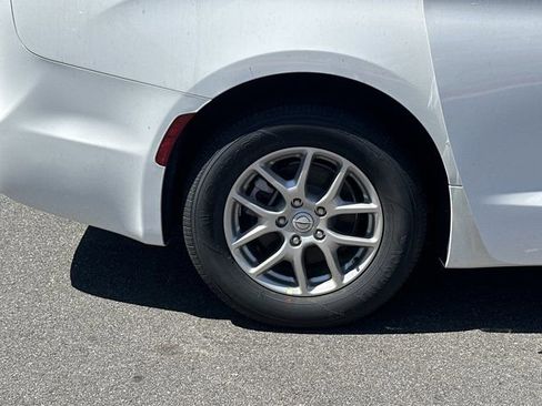 New 2026 Chrysler Pacifica Select image 18