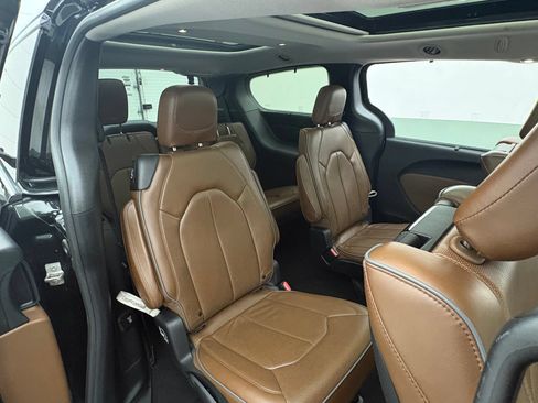 Used 2019 Chrysler Pacifica Limited w/ Tire & Wheel Group FWD image 35