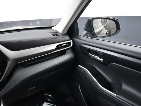 Used 2023 Toyota Highlander XLE FWD image 13