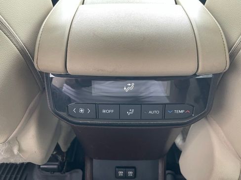 Used 2020 Toyota Highlander XLE image 22