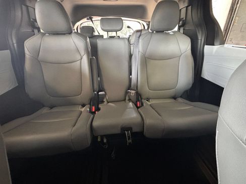 Used 2025 Toyota Sienna XLE FWD image 40