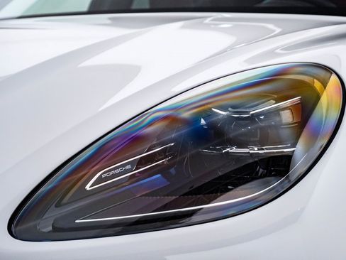 Certified 2025 Porsche Macan image 7