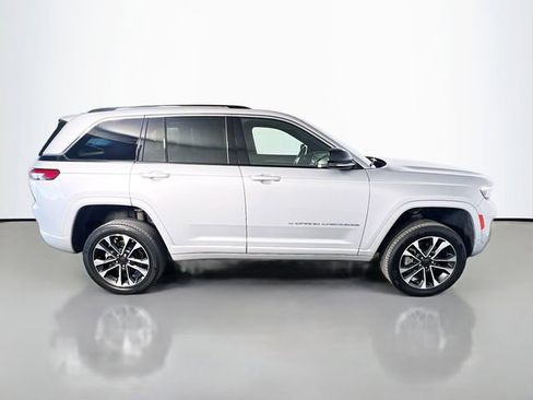Used 2022 Jeep Grand Cherokee Overland w/ Luxury Tech Group IV AWD/4WD image 9