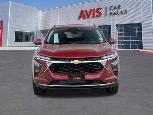 Used 2025 Chevrolet Trax LT w/ LT Convenience Package FWD image 2