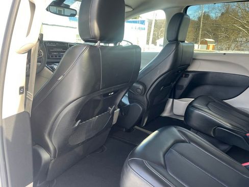 Used 2024 Chrysler Pacifica Touring-L image 30
