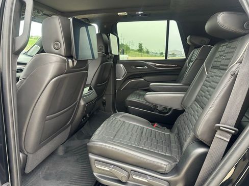 Used 2023 Cadillac Escalade Premium Luxury Platinum AWD/4WD image 4