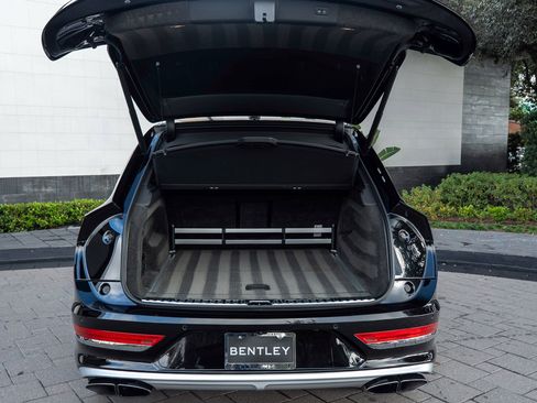 Used 2023 Bentley Bentayga Extended Wheelbase image 53