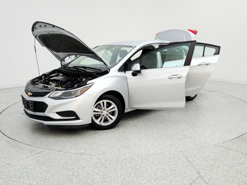 Used 2018 Chevrolet Cruze LT w/ Convenience Package image 9