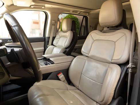 Used 2022 Lincoln Navigator L Reserve AWD/4WD image 5