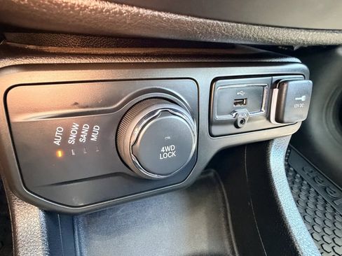 Used 2018 Jeep Renegade Latitude w/ Cold Weather Group AWD/4WD image 19