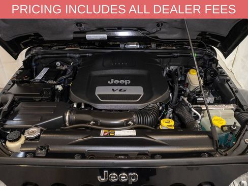 Used 2015 Jeep Wrangler Unlimited Sahara w/ Connectivity Group AWD/4WD image 18