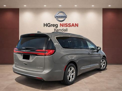 Used 2023 Chrysler Pacifica Limited FWD image 4