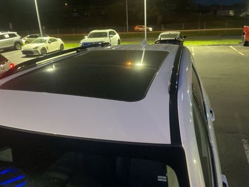 Used 2025 Honda Pilot Touring image 9