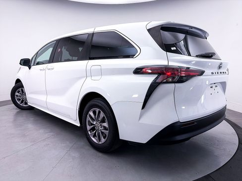 Used 2022 Toyota Sienna LE FWD image 2