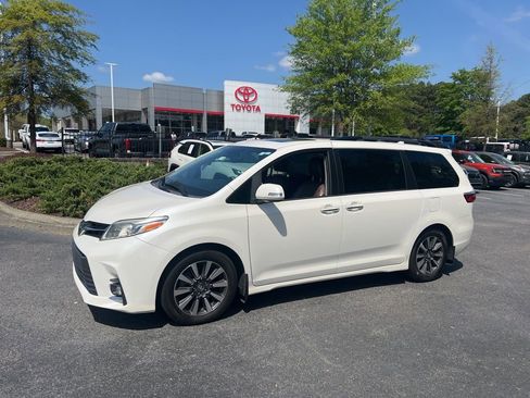 Used 2018 Toyota Sienna Limited image 13