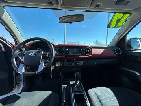 Used 2017 Toyota Tacoma SR5 AWD/4WD image 10