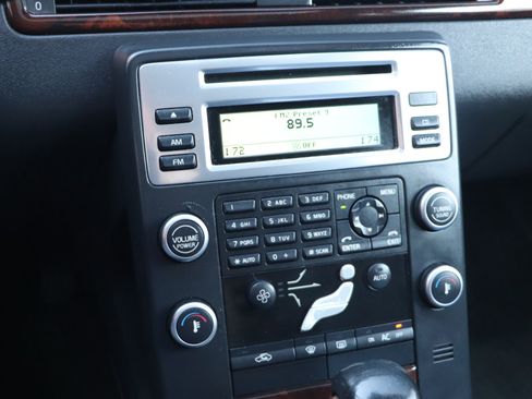 Used 2010 Volvo V70 image 16