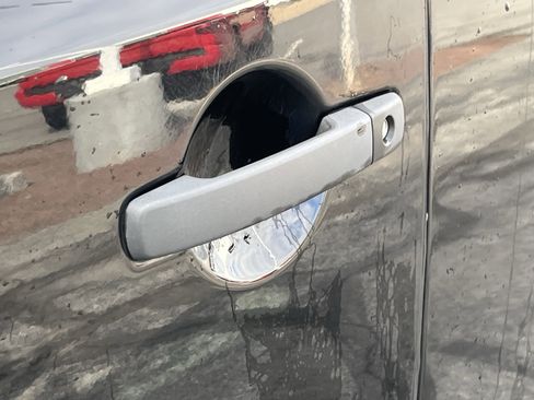 Used 2015 Nissan Frontier SL image 13