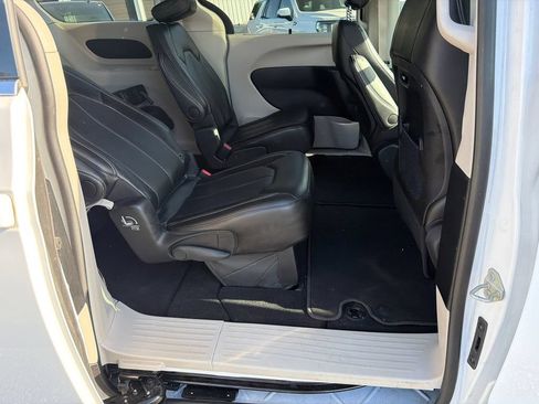 Used 2024 Chrysler Pacifica Touring-L FWD image 15
