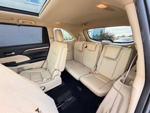 Used 2019 Toyota Highlander Limited Platinum FWD image 19